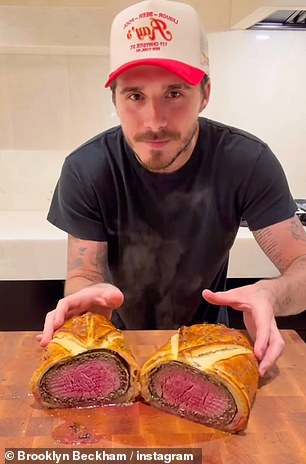 بجانب الطبق، أعد مرق البيستو وأومأ برأسه وأبهامه بالموافقة