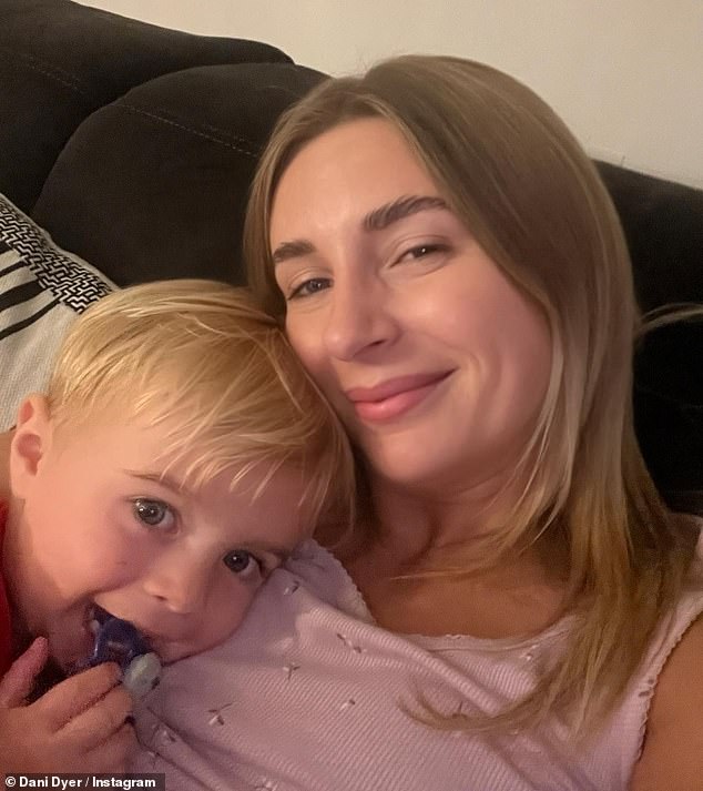 استقبل نجم Love Island، البالغ من العمر 29 عامًا، ابنه سانتياغو، الذي يبلغ الآن أربعة أعوام، في يناير 2021 من حبيبه السابق سامي كيمنس.