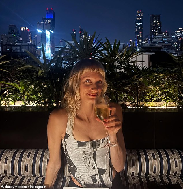 بدا أن الزوجين يقضيان أفضل وقت في حياتهما في عطلة فخمة ورومانسية للغاية، الأمر الذي سرعان ما أثار تكهنات بين المعجبين بأن الزوجين كانا يخططان لتطوير علاقتهما.