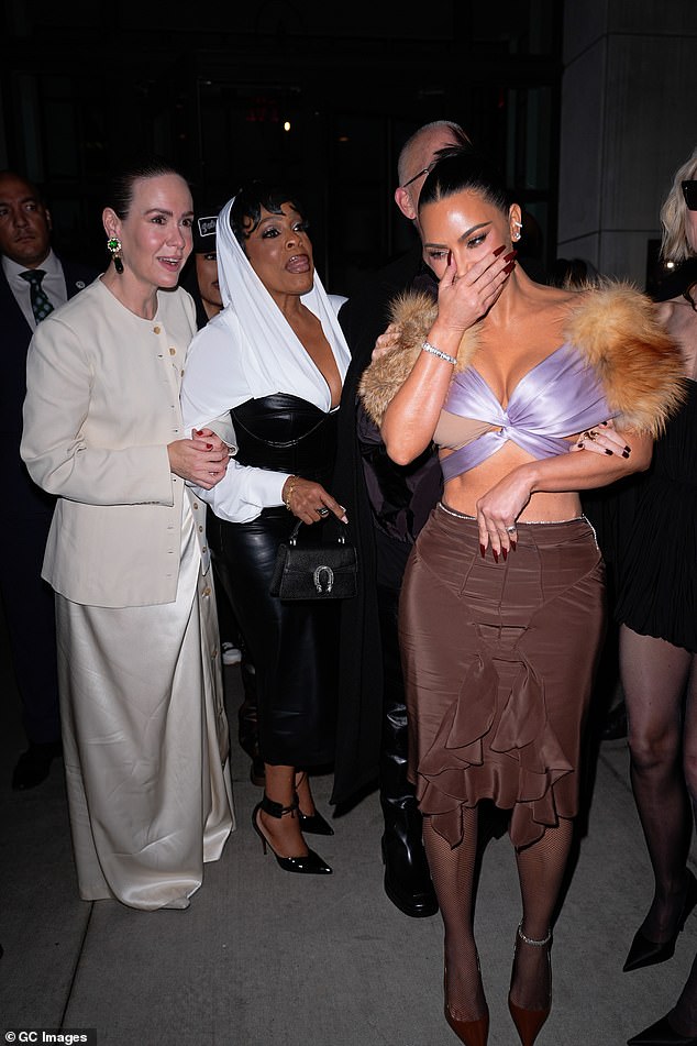 ضحك مؤسس SKIMS وبدا مستمتعًا بالتبادل، حيث شارك لحظة مرحة مع بولسون بينما تومض الكاميرات ويصرخ المشجعون