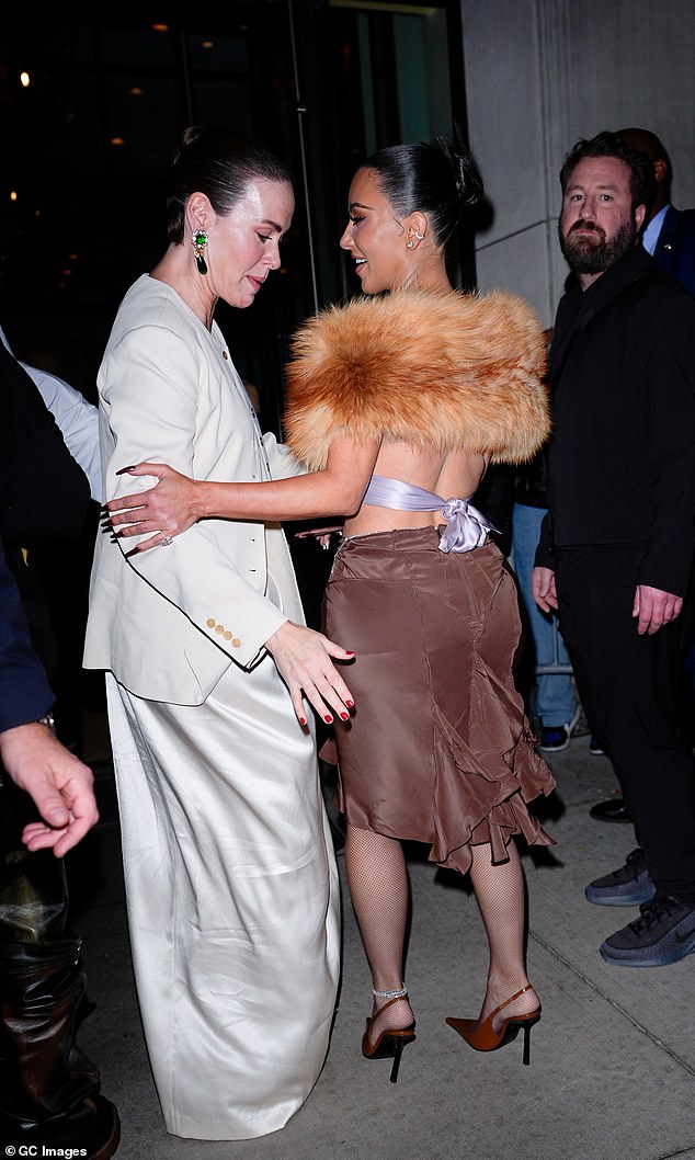 في العرض الأول لدراما Hulu القانونية الجديدة في نيويورك، والذي أقيم في فندق The Whitby، تلقى نجم الواقع البالغ من العمر 43 عامًا صفعًا مرحًا من بولسون أمام النجوم المشاركين نعومي واتس، ونيسي ناش بيتس، ومبدع المسلسل رايان ميرفي.