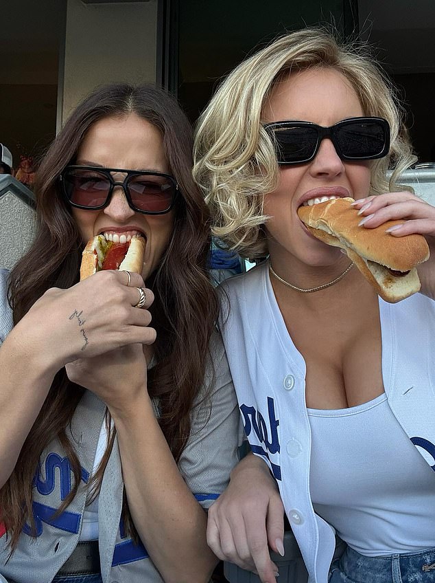 ضربت النجمة وضعًا موحيًا أثناء تناولها للوجبات السريعة بينما كانت تومض انقسامها