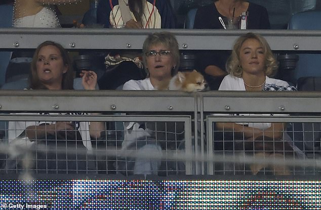 كانت ترتدي نظارة شمسية مستطيلة من برادا وقلادة تنس ألماسية أنيقة لإطلالتها الأنيقة أثناء اللعب