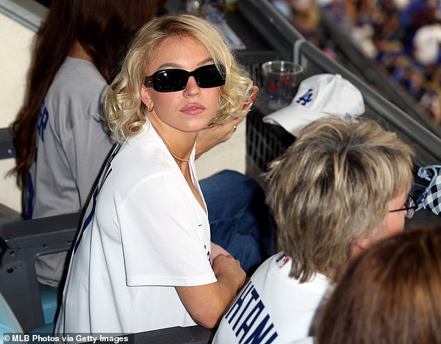 صممت الممثلة شعرها الأشقر البلاتيني في تجعيد الشعر المستوحى من مارلين مونرو ومثلت فريق البيسبول في قميص جيرسي مع أحذية رعاة البقر.