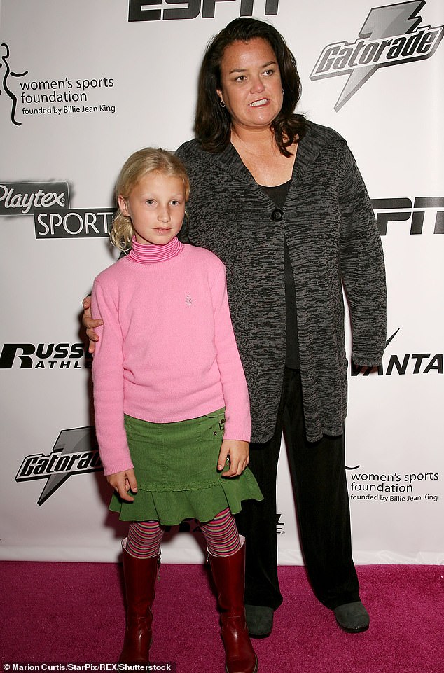 في يوم الأربعاء، شاركت نجمة A League of their Own، البالغة من العمر 62 عامًا، منشورًا مفجعًا على Instagram يضم صورة أصغر بكثير لابنتها، تشيلسي، البالغة من العمر الآن 28 عامًا (في الصورة عام 2006).