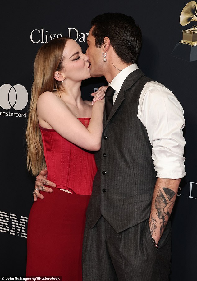 الآن شوهدت دوف وهي تعرض قطعة الماس ضخمة جديدة تمامًا على إصبعها البنصر الأيسر بينما كانت تتعانق مع عازف الروك الاستفزازي في سيدني، أستراليا (شوهدا وهما يقبلان بعضهما البعض في لوس أنجلوس في فبراير 2024 حيث أكدا علاقتهما الرومانسية).