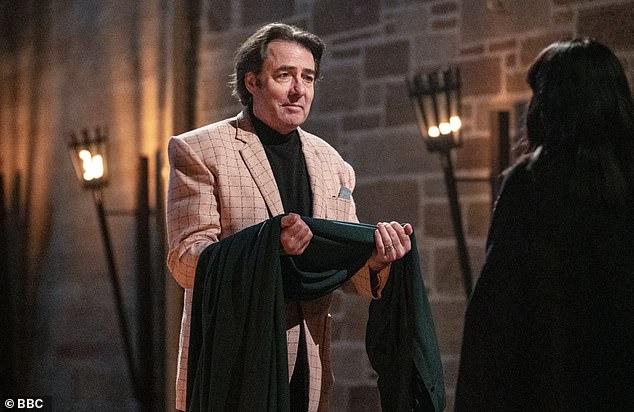 وودع الكوميدي والمقدم البالغ من العمر 64 عاما، زملائه اللاعبين بعد حصوله على أكبر عدد من الأصوات في الطاولة المستديرة