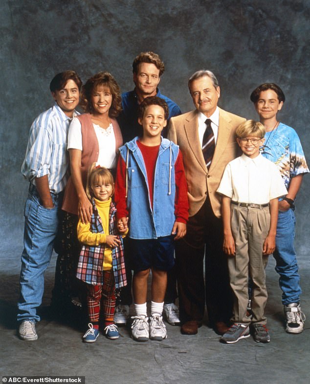 انتقد النقاد التجديدات باعتبارها محوًا صارخًا للتاريخ، بينما يصر المؤيدون على أن لكل رئيس الحق في ترك بصمته الخاصة في 1600 شارع بنسلفانيا... وأثارت تعليقات دانيلز انقسامًا مماثلًا عبر الإنترنت؛ (ويل فريدل، بيتسي راندل، ليلي نيكساي (في الأمام)، بن سافاج، ويليام روس (في الأعلى)، دانيلز، لي نوريس، رايدر سترونج)