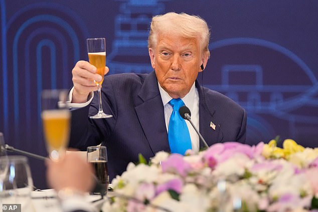 ولا يُعتقد أن الغرفة الشرقية، التي اعتلى فيها دانيلز وزملاؤه المسرح قبل أكثر من نصف قرن، من بين الأقسام المهدمة.