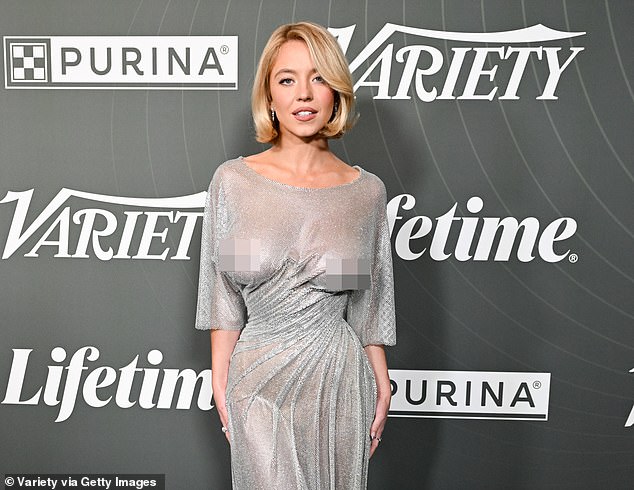 أبدت القنبلة الشقراء الثقة في المظهر الجريء أمام المصورين