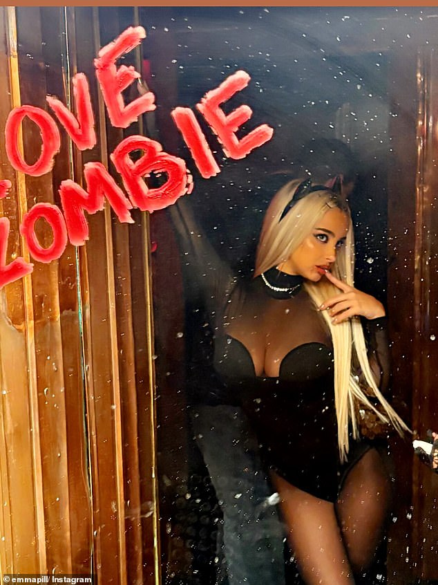 قبل أيام قليلة، تسببت في ارتفاع درجات الحرارة بعد مشاركة صور لها وهي ترتدي بدلة سوداء، مكتملة بقرون شيطان سوداء، وجوارب شفافة وأحذية طويلة تصل إلى الركبة.