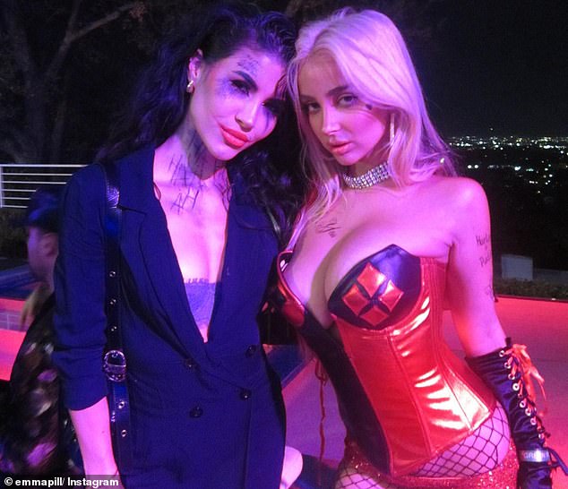 في نفس العام، قامت إيما (على اليمين) بالاهتزاز بعد أن ارتدت زي هارلي كوين من عالم دي سي بينما كانت تحتفل مع مستخدم اليوتيوب المثير للجدل ديفيد دوبريك.