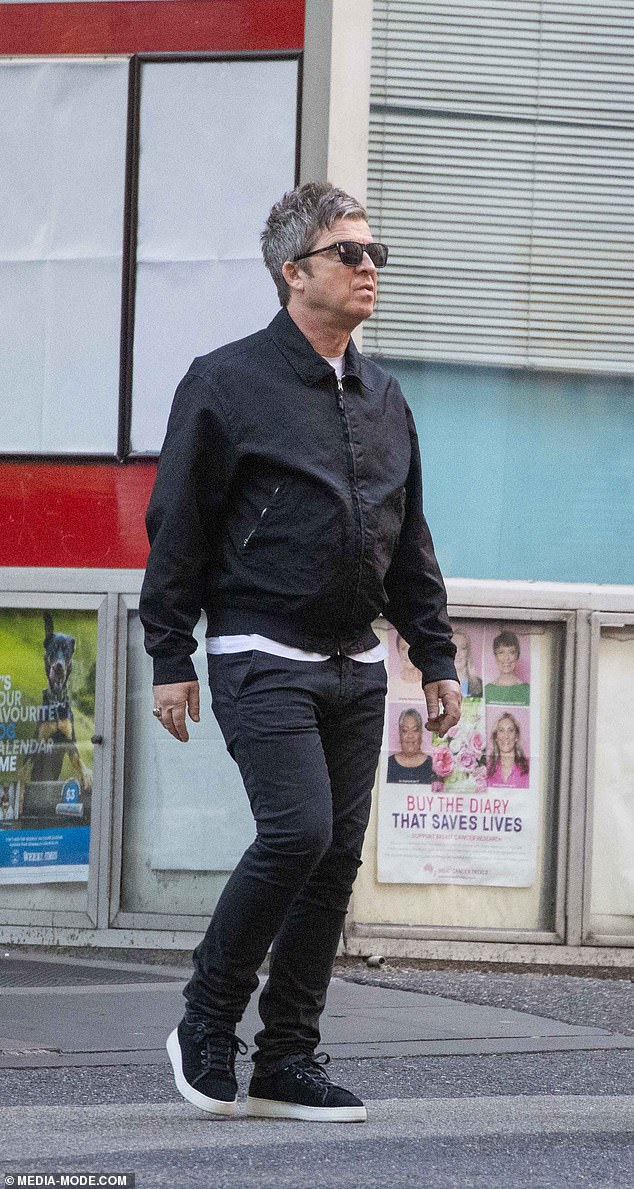 حتى في الملابس غير الرسمية، أوضحت هالة الموسيقي التي لا لبس فيها أن أحد أكبر أيقونات البوب ​​البريطاني كان في المدينة - مما يثبت أن نويل لا يحتاج إلى البريق لجذب الانتباه