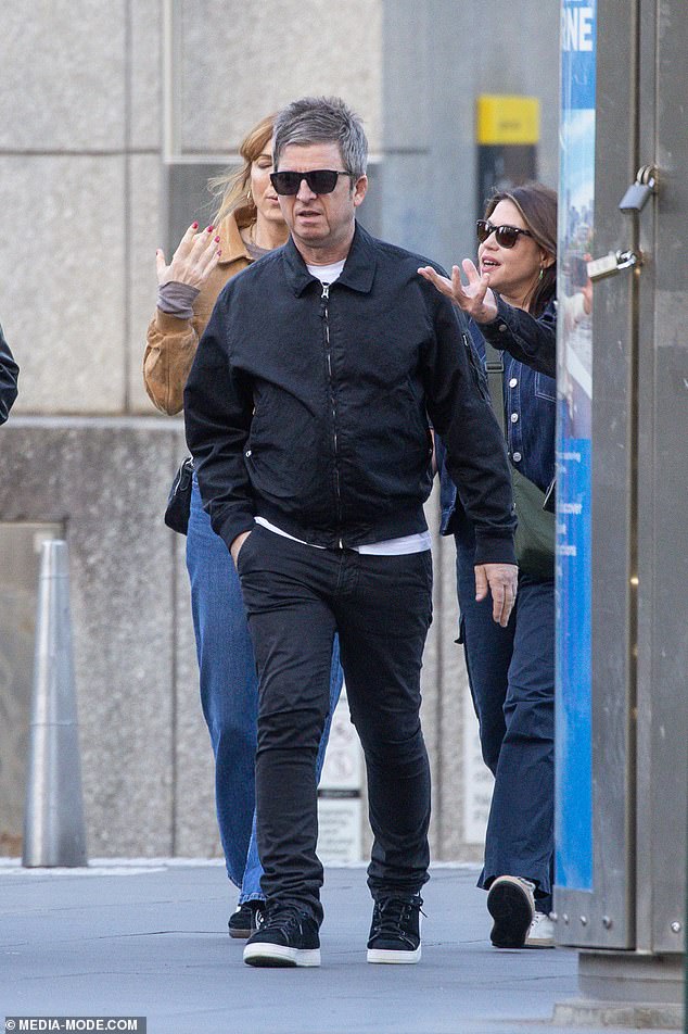 على الرغم من إبقاء حضوره أقل من اللازم، إلا أن عازف الجيتار السابق في فرقة Oasis لا يزال يتمتع بجاذبية نجم الروك