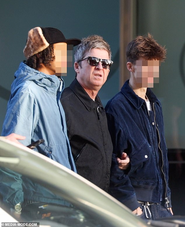 بدا مواطن مانشستر مرتاحًا وهو يشق طريقه عبر المدينة، مستمتعًا ببعض الوقت بين الأب والابن مع إبقاء المشجعين في حالة تخمين