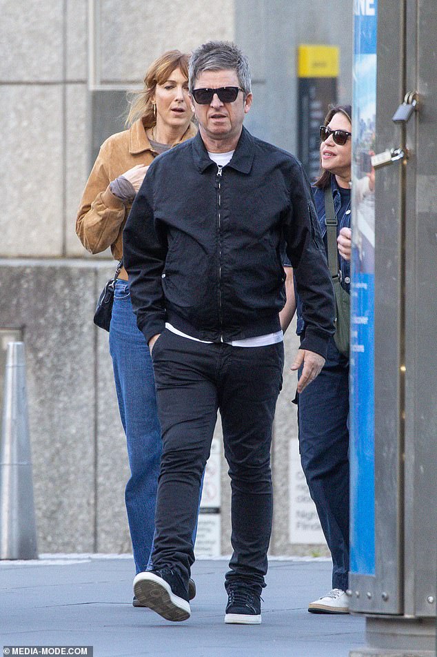 بأسلوب نويل النموذجي، اختار أسطورة الروك مظهرًا مريحًا وغير رسمي، مرتديًا سترة سوداء بسحاب، وسروالًا مطابقًا، وأحذية رياضية، ونظاراته الشمسية المميزة.