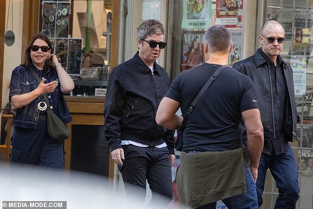 ولم ينضم إليه شقيقه ليام غالاغر، الذي شوهد في وقت سابق من الأسبوع وهو يصل إلى داون أندر دون شقيقه نويل على متن طائرة خاصة