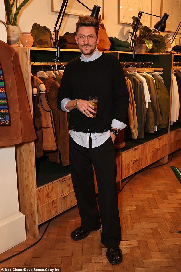 بدا فنان السيراميك هنري عصريًا في سترة سوداء تتميز بسلسلة فريدة من نوعها مفصلة حول الخصر