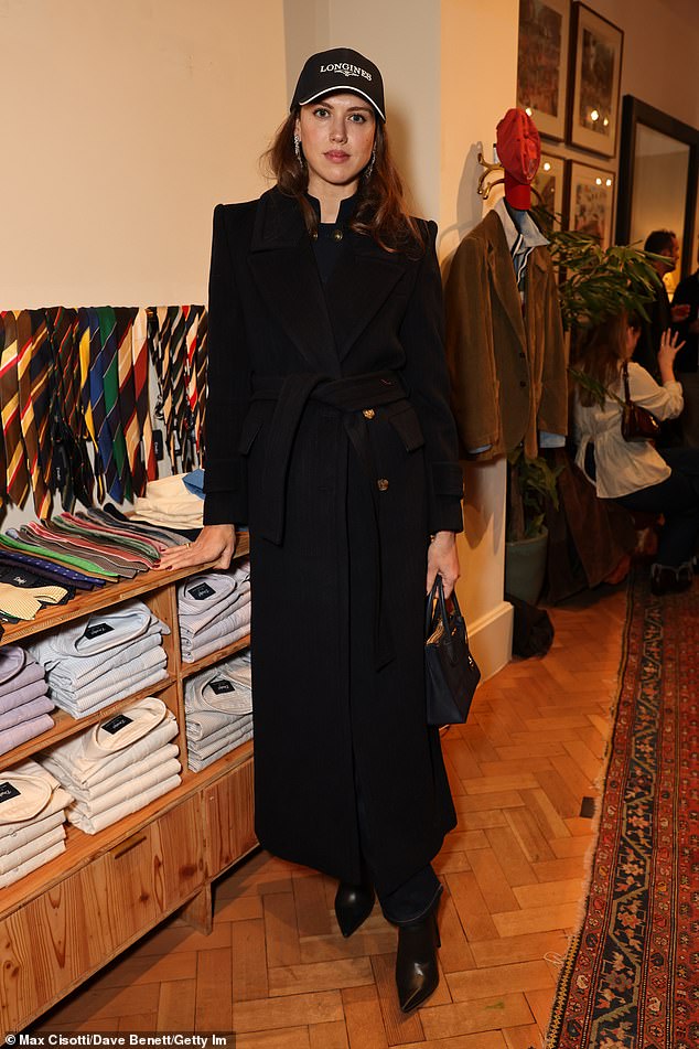 وحافظت الليدي سابرينا، وهي إحدى أقارب دوق نورثمبرلاند الثاني عشر، على مستوى منخفض من الأنظار عندما وصلت مرتدية معطفًا أسود وقبعة لونجين.