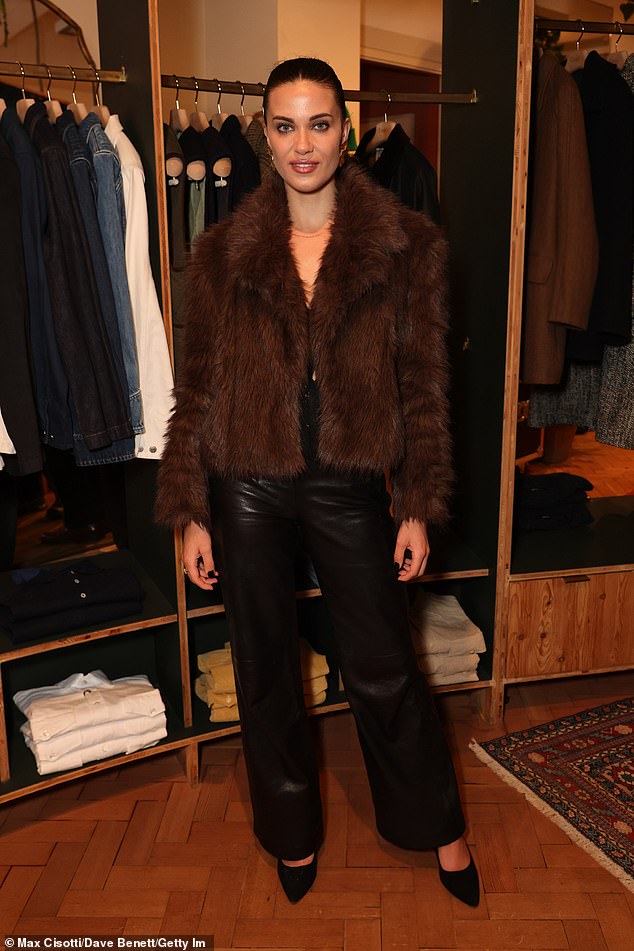 وتأتي نزهة جينيفيف بعد أن استهدفها لص هاتف محمول في مقهى بغرب لندن في فبراير