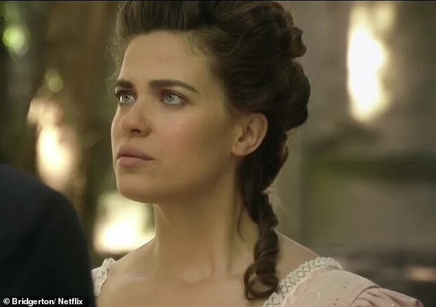 قاتلت الممثلة (في الصورة في بريدجيرتون) اللص زكريا بولاريس، 18 عامًا، في متجر Joe & The Juice في شارع كنسينغتون هاي ستريت، حيث