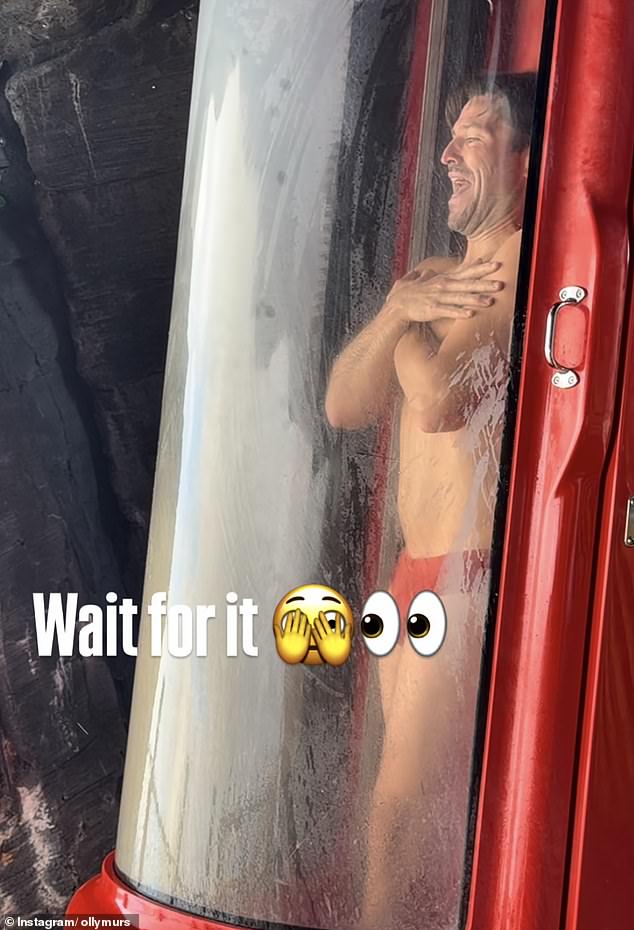 وقبل أن يهبط إلى أسفل الأنبوب الطويل قال 