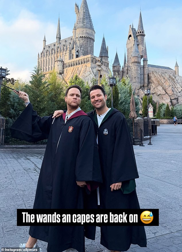 قام الثنائي الكوميدي، الذي يستضيف برنامج Heart Radio Sunday Breakfast معًا، برحلة إلى عالم هاري بوتر حيث تظاهروا كطلاب في هوجورتس وهم يرتدون العصي والعباءات.