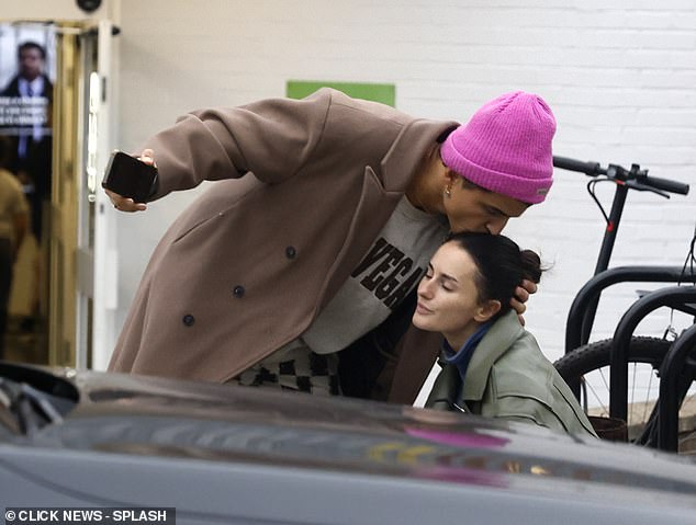 تم القبض على نيكيتا كوزمين الأسبوع الماضي وهو يعطي النجم قبلة رقيقة على جبهته