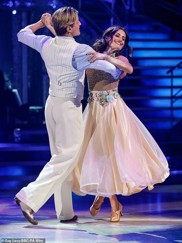 سقطت الفائزة بجائزة Love Island لعام 2017 وشريكتها في الرقص، نيكيتا كوزمين، في المركزين الأخيرين في نهاية الأسبوع الماضي - على الرغم من خلفية ديفيز في ويست إند وحقيقة أنها راقصة مدربة.