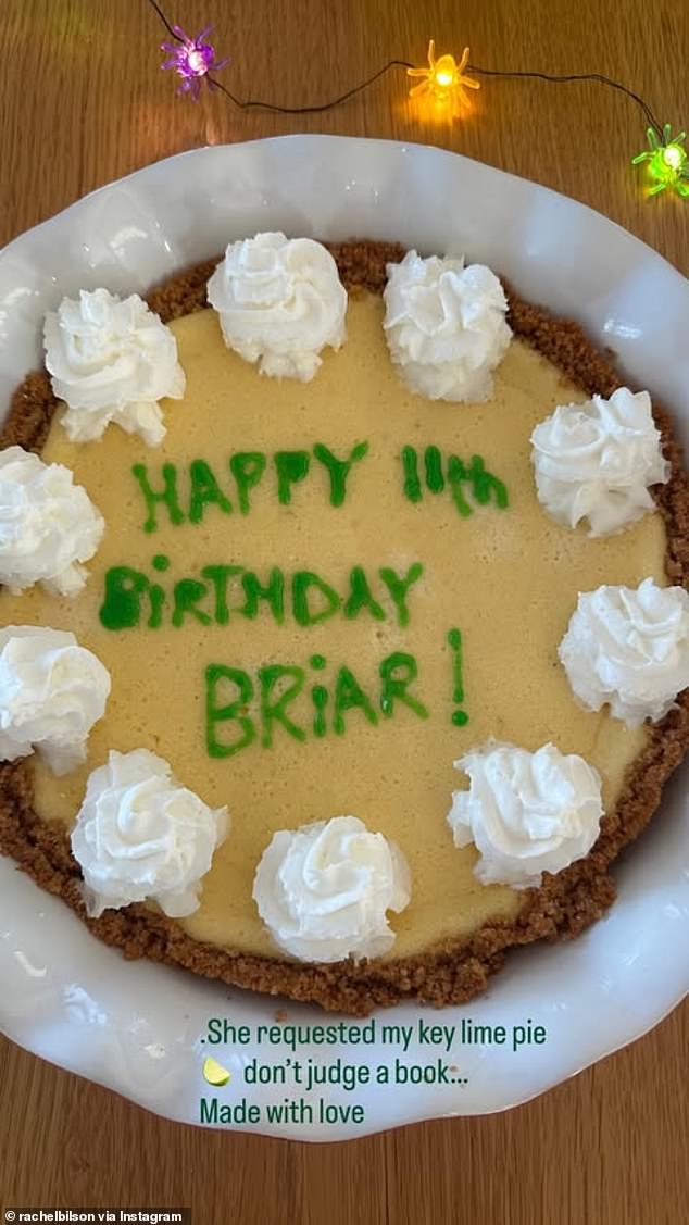 انتقلت أيضًا إلى Instagram Story لمشاركة لمحة عن كيفية احتفالهم بيوم براير الخاص. شاركت بيلسون لقطة من فطيرة الليمون الرئيسية محلية الصنع