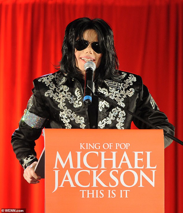 تم تصوير مايكل في مؤتمر صحفي للإقامة في O2 Arena في غرينتش، لندن، في مارس 2009، قبل وفاته في يونيو من نفس العام.