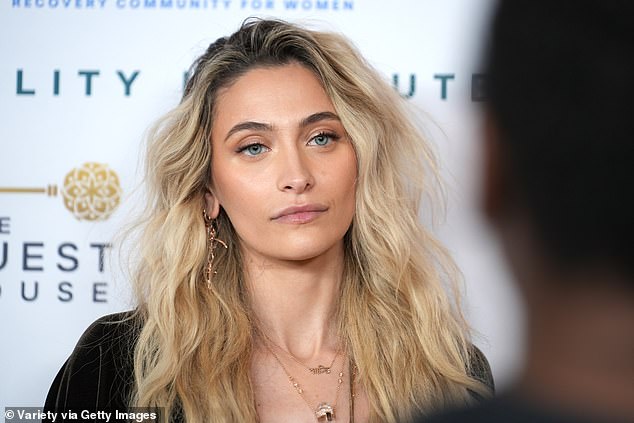 في هذه الأثناء، نأت باريس جاكسون، ابنة نجم البوب، البالغة من العمر 27 عاماً، بنفسها علناً عن الفيلم المكون من جزأين والذي بلغت ميزانيته 155 مليون دولار بسبب