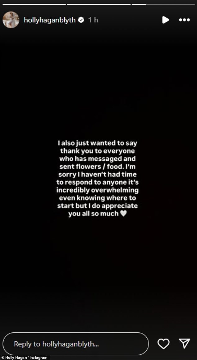 شاركت هولي صورة ثانية تشكر فيها المعجبين والأصدقاء على رسائل الدعم التي أرسلوها