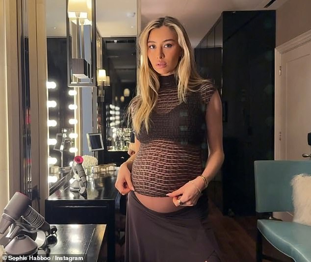 وفي وقت سابق من هذا الأسبوع، أثبتت صوفي أنها تنطلق نحو الأمومة في خطواتها، حيث ارتدت قميصًا بنيًا شفافًا يعانق قوامها.