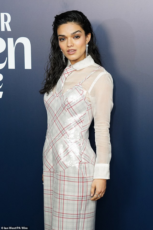 تميز الفستان المنقوش باللونين الأحمر والأبيض بربطة عنق مطرزة وقميص أبيض شفاف بأكمام طويلة