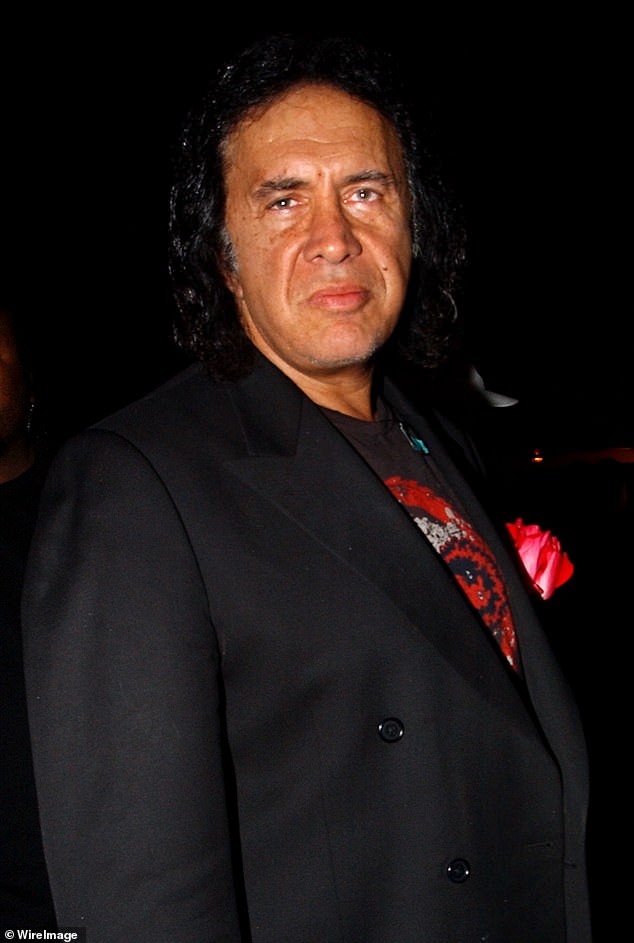 وفي آخر ظهور له في الفيديو الذي حصل عليه المنفذ، شوهد خلف عجلة القيادة وقال إنه