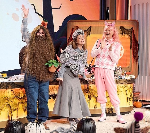 درو باريمور، في الوسط، يرتدي ملابس فاليري بيرتينيلي، على اليسار، وروس ماثيوز، على اليمين