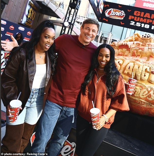 مالك ومؤسس شركة Raising Cane، تود جريفز، ومليكة حق، وخديجة حق في حفل إزاحة الستار عن فانوس Raising Cane العملاق في ممشى المشاهير في هوليوود في لوس أنجلوس، 29 أكتوبر
