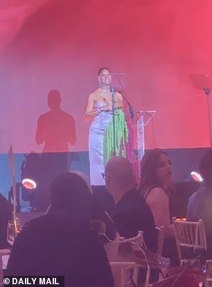 كانت ترتدي فستانًا ورديًا حريريًا رائعًا