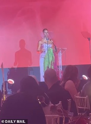 تحدثت فيك بثقة على خشبة المسرح عندما تولت الوظيفة وسط إجازة الأمومة