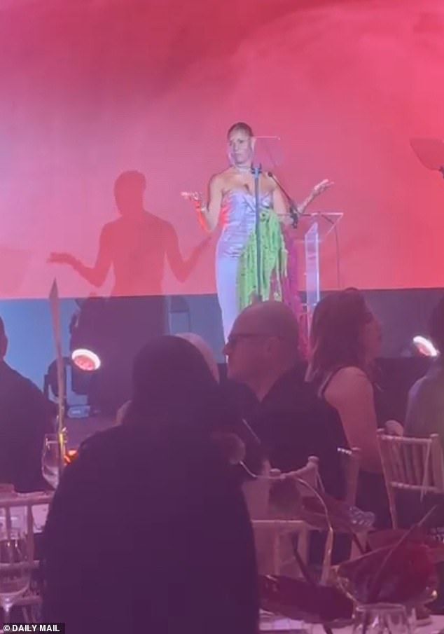 استضاف فيك حفل توزيع الجوائز الذي أقيم في 180 ستوديو في لندن