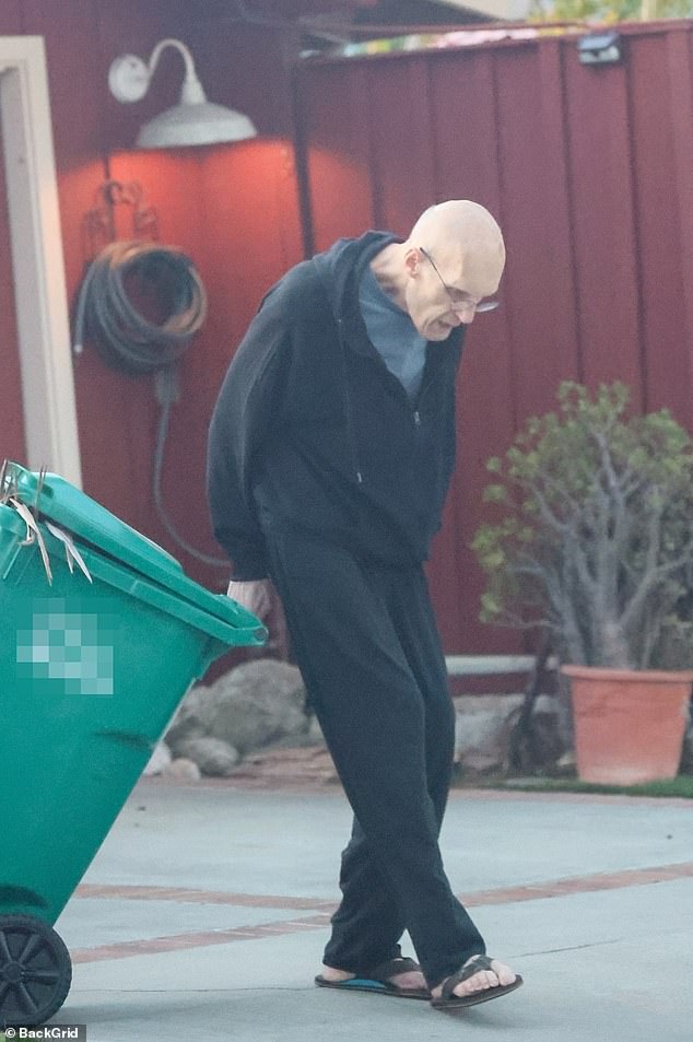 وشوهد وهو يعتني بالأعمال حول منزله في لوس أنجلوس في وقت سابق من هذا الأسبوع