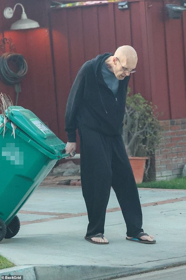 أخرج الممثل الضخم صناديق القمامة الخاصة به إلى الشارع بينما كان يرتدي سترة صوفية سوداء وقميصًا رماديًا وسروالًا رياضيًا أسود، بالإضافة إلى شبشب أسود.