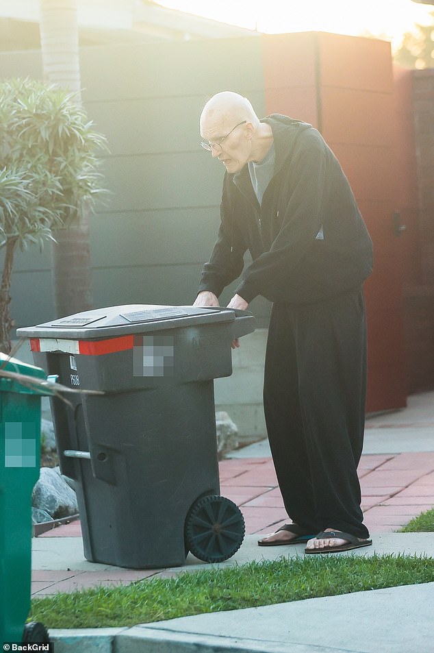 وبدا أنه منحني أثناء عمله في المنزل