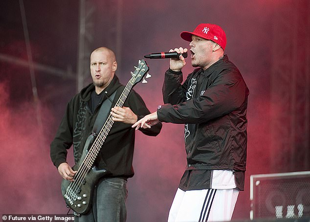 قالت المتصل إنها وصلت للتو إلى المنزل ووجدت أن وجه ريفرز لا يستجيب، مما يشير إلى أنه ربما سقط من المرحاض. ويمكن سماعها وهي تصرخ