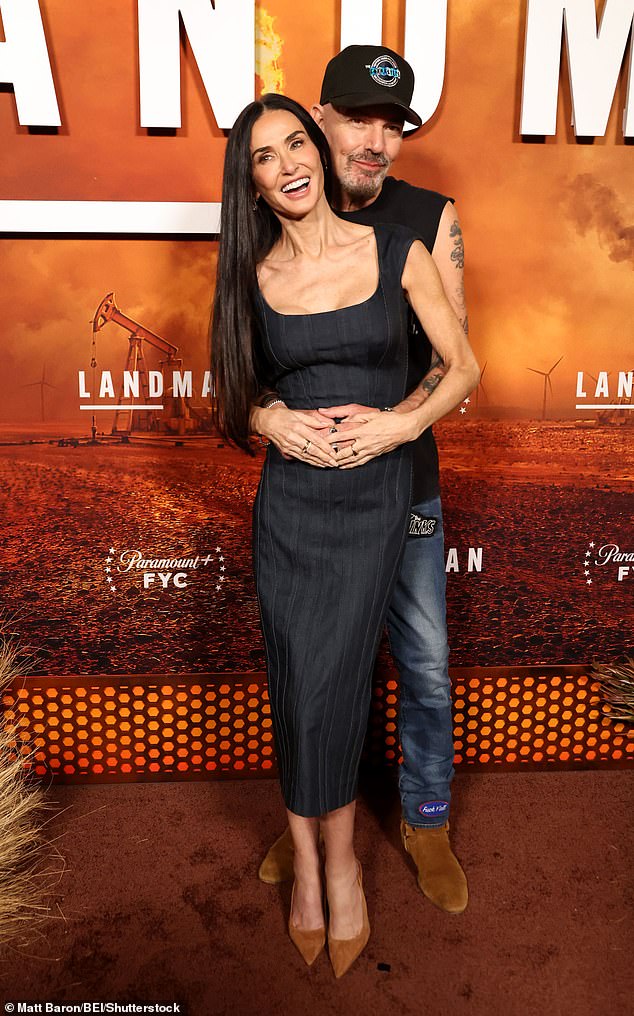 في مرحلة ما، تسلل بيلي بوب خلف ديمي ليقوم بوضعية الحفلة الراقصة مع لف ذراعيه الموشومتين حول خصرها الصغير.