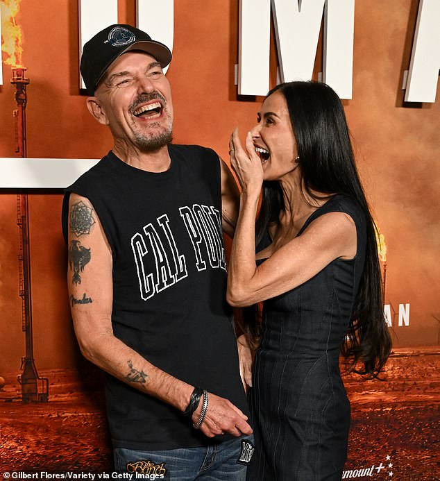 يعد كاتب السيناريو الحائز على جائزة الأوسكار البالغ من العمر 70 عامًا بمثابة اليانصيب تمامًا، حيث سار في الممر ست مرات، أشهرها مع زوجته الخامسة أنجلينا جولي في الفترة من 2000 إلى 2003.