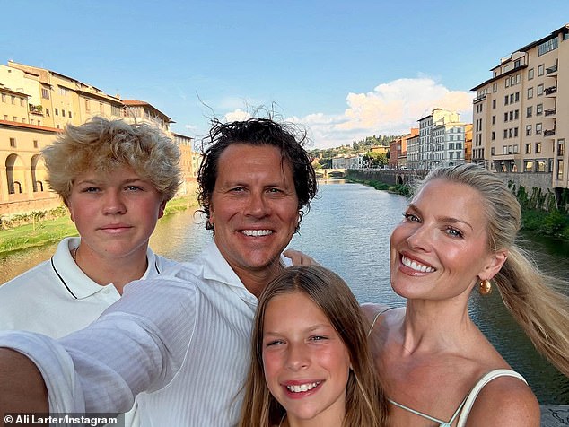 في الواقع، يعيش شريك لوريال باريس المدفوع وممثل The Runarounds Hayes MacArthur في بلدة صغيرة في أيداهو مع ابنهما ثيودور البالغ من العمر 14 عامًا وابنتهما فيفيان البالغة من العمر 10 أعوام (تم النشر في 24 أغسطس)