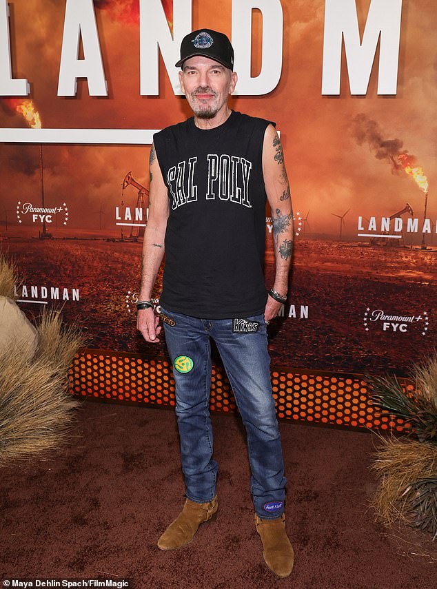 ارتدى ثورنتون - الذي ترك جامعة ولاية هندرسون بعد فصلين دراسيين - قميص كال بولي أسود بلا أكمام مع بنطال جينز أزرق مرقع، وجوارب بنية، وقبعة سوداء تشبه فرقته The Boxmasters