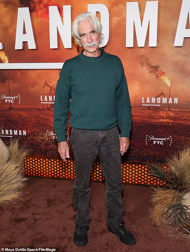 كان سام البالغ من العمر 81 عامًا - والذي امتدت مسيرته التمثيلية على مدى خمسة عقود - يرتدي مخبأه الأبيض المميز وبدا مريحًا في سترة خضراء متماسكة، وسروال جينز أسود باهت، وأحذية رياضية سوداء.